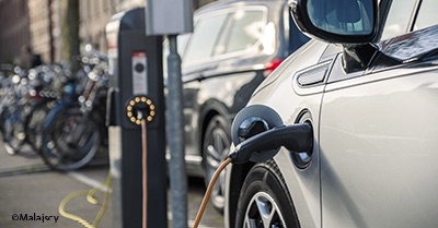 Véhicule électrique en cours de rechargement