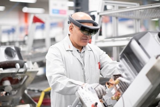 © elm.leblanc. Implémentation de la réalité  augmentée en production dans l’usine Bosh elm.leblanc de Drancy, labellisée vitrine Industrie du futur