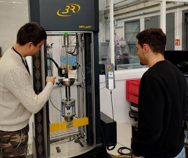 La machine de fatigue gigacyclique capable de réaliser des essais alternés ou ondulés à très haute fréquence, jusqu’à 20 kHz. © DR