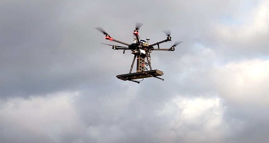 Drone utilisé pour l'inspection sans contact permettant de détecter, du ciel, des défauts sur des canalisations métalliques enterrées de pétrole et de gaz. ©Skipper NDT