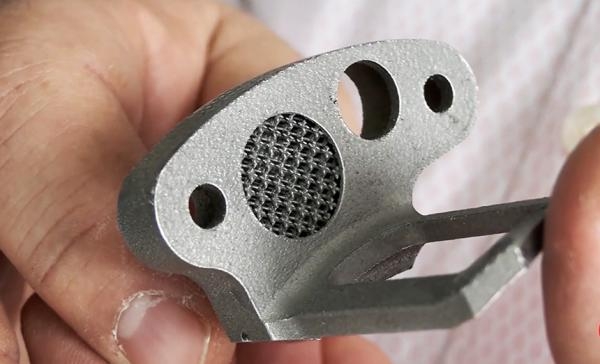 Exemple de pièce réalisée en fabrication additive métallique par Soairtech, impossible à réaliser de manière traditionnelle