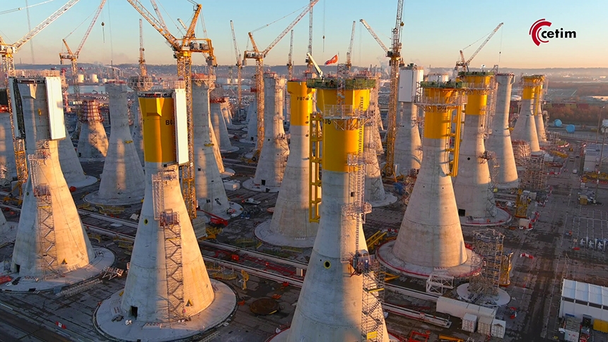Chantier de construction des embases gravitaires du parc éolien en mer de Fécamp