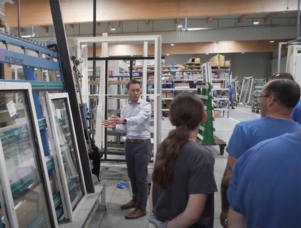 Réunion dans l'atelier chez Atlantique Ouvertures
