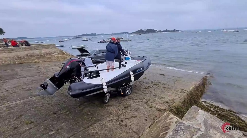 Mise à l'eau sans remorque du Wetton 56 de Wettoncraft 