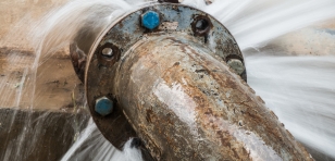le tuyau métallique avec la valve fuit dans l'usine de traitement de l'eau-Etancheité des fuites
