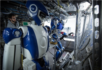 Les robots du projet COMANOID sur des tâches de dextérité © CNRS