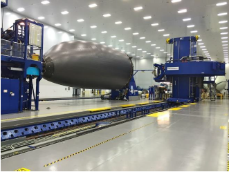 Le fuselage avant d'un Boeing 787 en production chez Spirit AeroSystems. Photo de Bill Carey via AINOnline