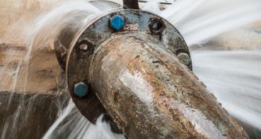 le tuyau métallique avec la valve fuit dans l'usine de traitement de l'eau-Etancheité des fuites le tuyau métallique avec la valve fuit dans l'usine de traitement de l'eau-Etancheité des fuites