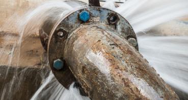le tuyau métallique avec la valve fuit dans l'usine de traitement de l'eau-Etancheité des fuites le tuyau métallique avec la valve fuit dans l'usine de traitement de l'eau-Etancheité des fuites