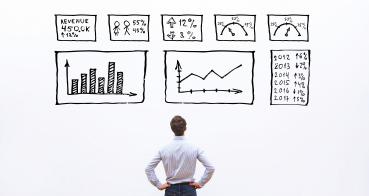 concept d'analyse commerciale homme d'affaires regardant le tableau de bord concept d'analyse commerciale homme d'affaires regardant le tableau de bord